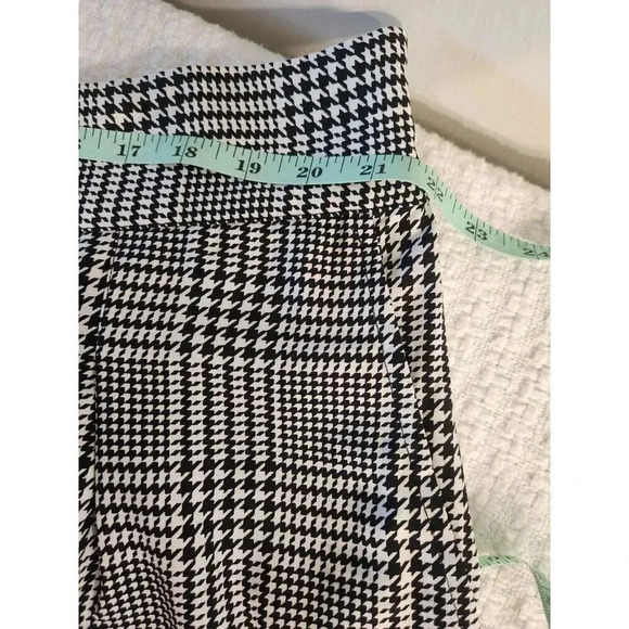 Torrid Wide Leg Studio Crepe Pleated Houndstooth Short - Picture 9 of 11